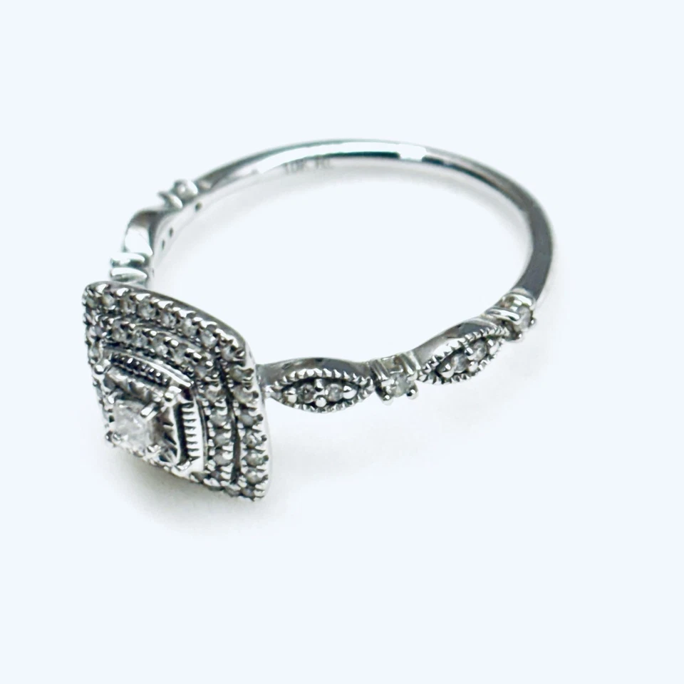 Anillo de compromiso con halo de diamantes talla princesa de oro blanco de 10 k de 0,15 quilates talla 7,5 RL Foto 3 de 4