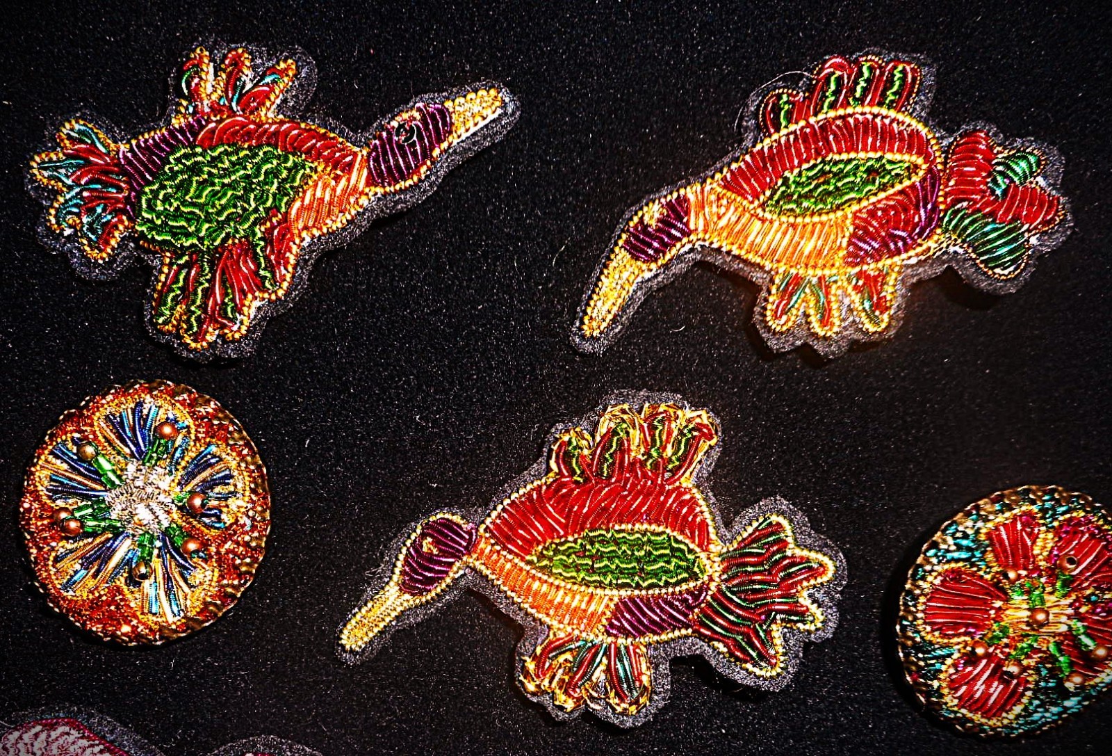 Broches broderie or faites main : création artisanale unique chic