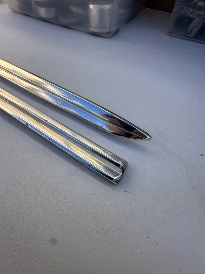 Chevy Impala 1963 guardabarros molduras originales (par) usado Foto 3 de 4