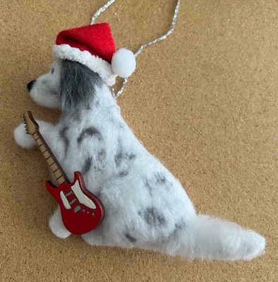 ENGLISH SETTER with CHRISTMAS GUITAR ROCKING SANTA - Part nadelgefilzt HUND