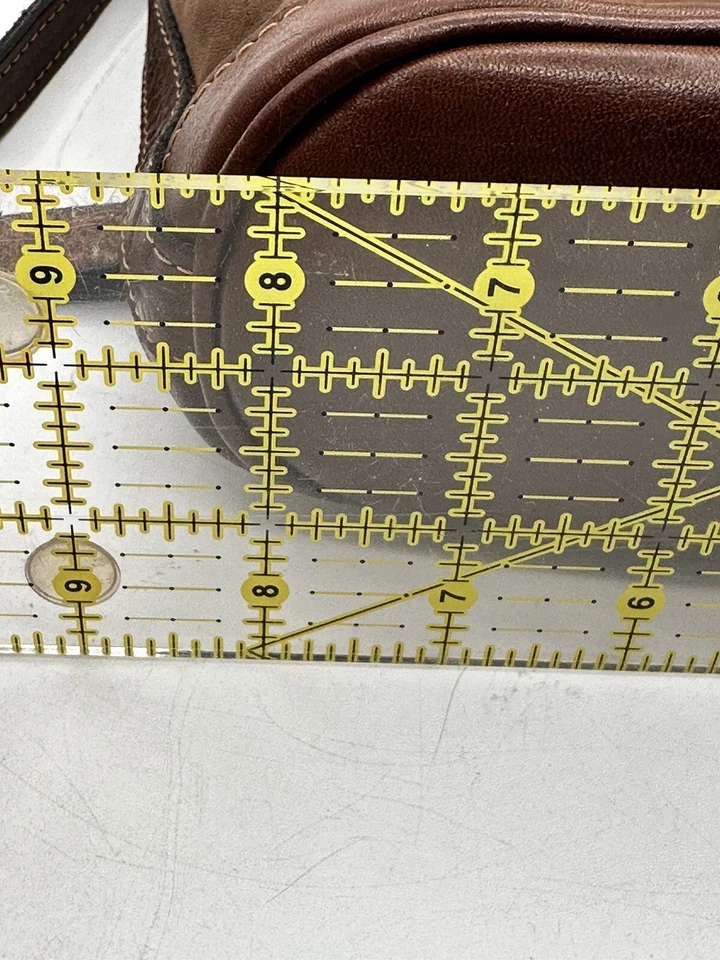 Bolso de hombro con cordón de cuero y gamuza con cierre superior Foto 3 de 4