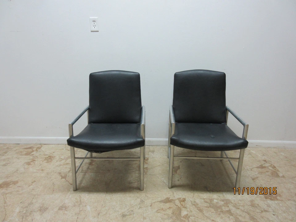 Par de sillas de club de salón de aluminio con brazo tubular de mediados de siglo Foto 3 de 4