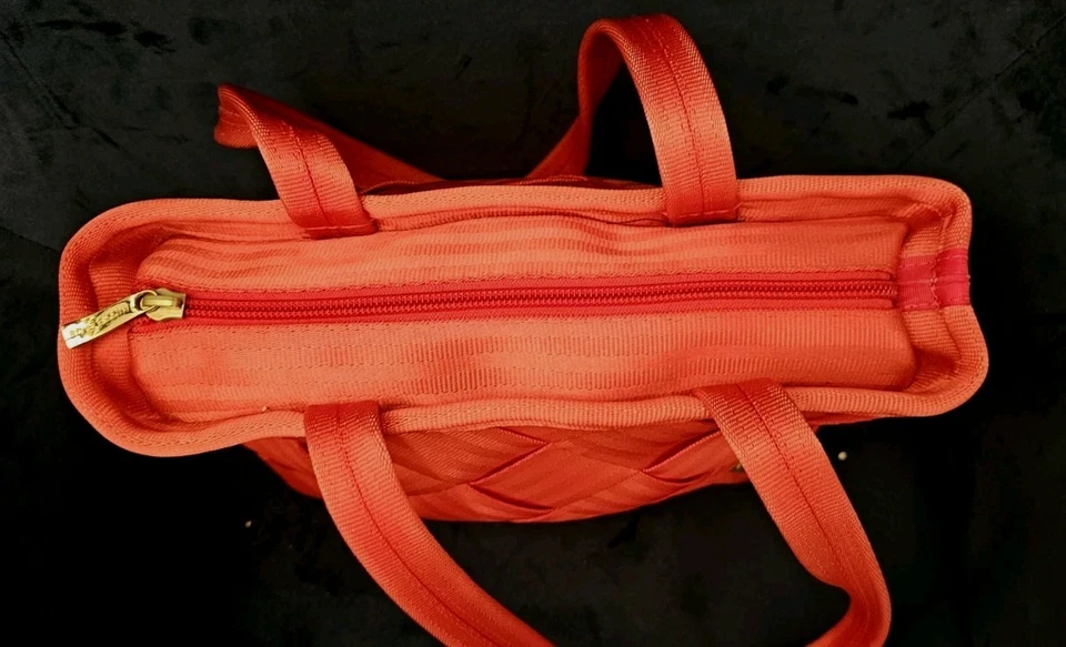 Cartera única brillante con correa para el hombro para mujer con cinturón de seguridad PInk Maggie's Foto 4 de 4