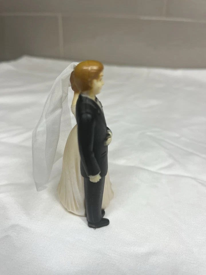 Topper de pastel de boda vintage Lt pareja pelo castaño ramillete blanco flores rojas Foto 4 de 4