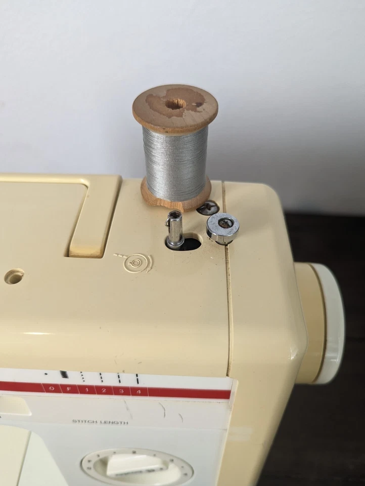 Brother Twin Needle Professional Sewing Machine Portable ZA-350 Tested VG - Image 4 of 4