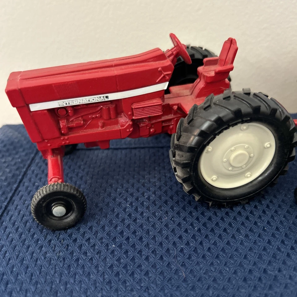 Tractor John Deere y International Foto 2 de 4