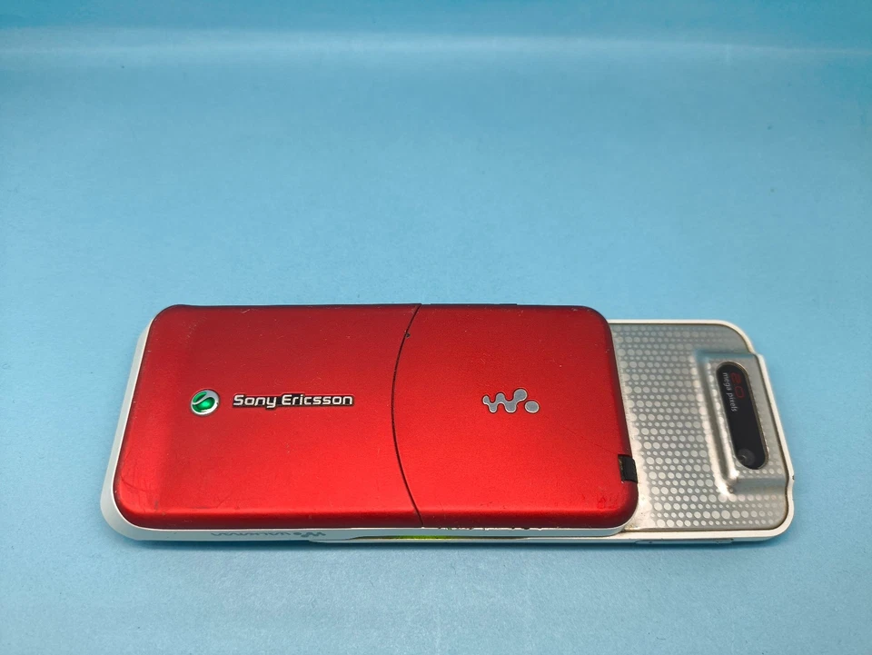 Sony Ericsson W580i Walkman Red Unlocked Mobile Phone - Image 3 of 4