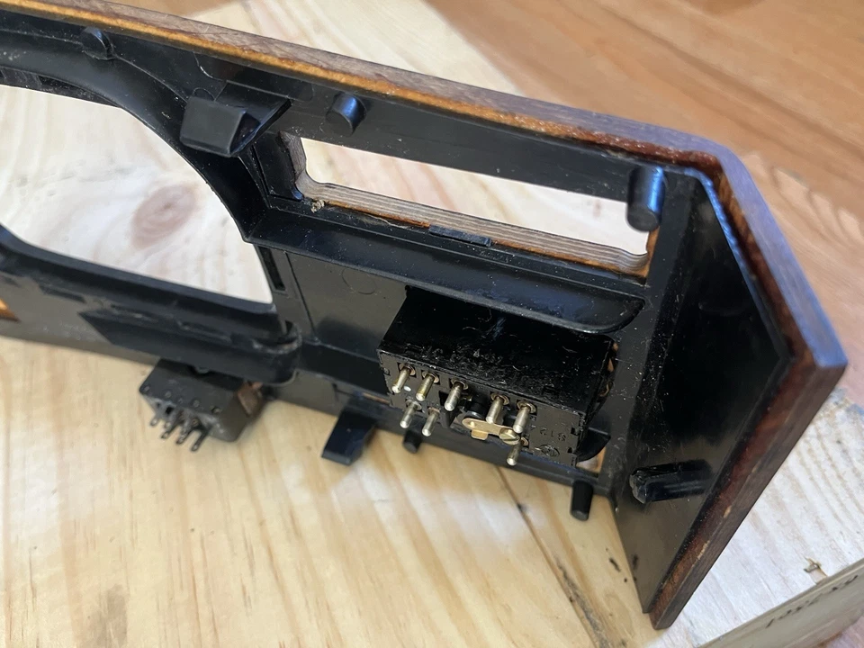 INTERRUPTOR VENTANA CONSOLA CENTRAL DELANTERA MERCEDES BENZ W116 300SD Foto 3 de 4