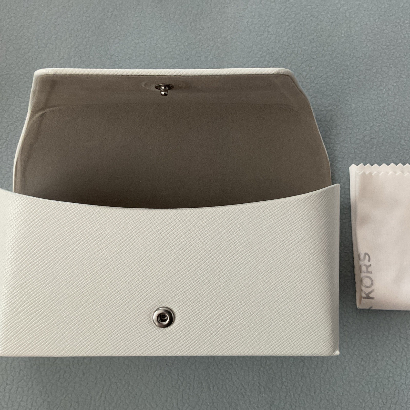 New Michael Kors White Medium Authentic Eyeglasses Sunglasses Case with Cloth thumbnail 4