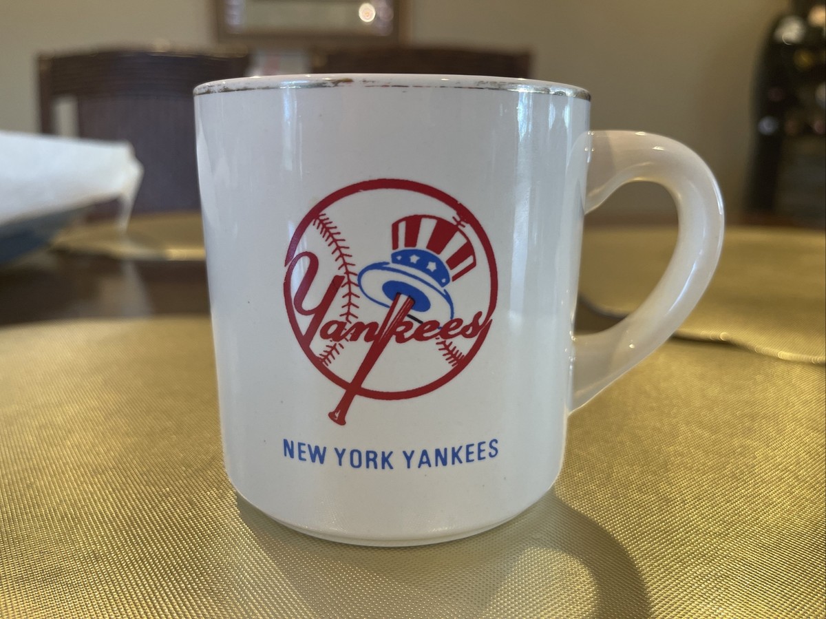 VINTAGE CIrca 1979 NEW YORK YANKEES BAT/HAT LOGO GOLD RIMMED COFFEE MUG  Only One