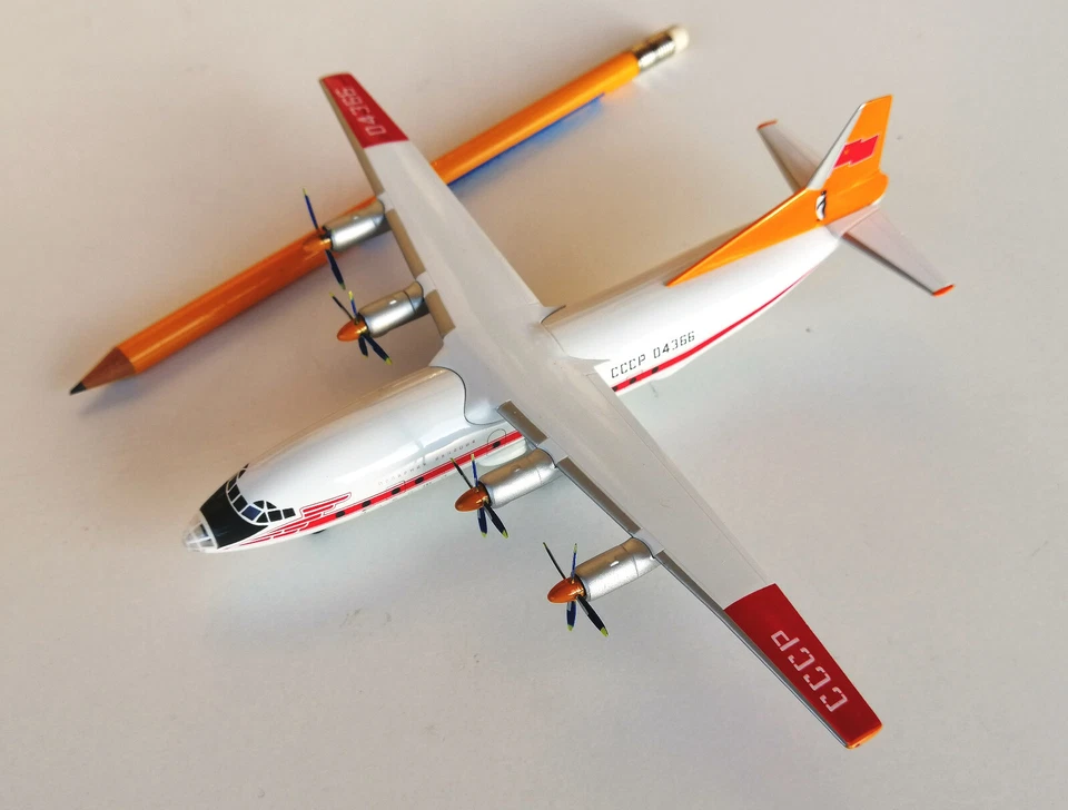 HERPA 1:200 ● Antonov An-12 Aeroflot POLAR AVIATION (CCCP-04366, c1962) w. stand - Imagen 2 de 4