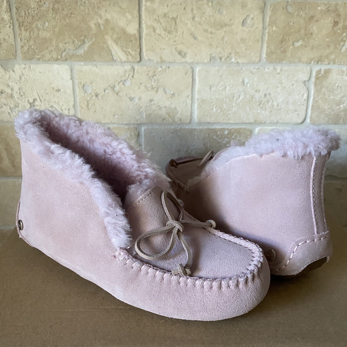 UGG  アレーナ Amazon.com | UGG Women's W Alena Slipper, port, 5 M US