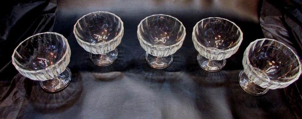 Juego de 5 cuencos de postre vintage con pedestal de vidrio acanalado transparente Bormioli Rocco Italia Foto 2 de 3