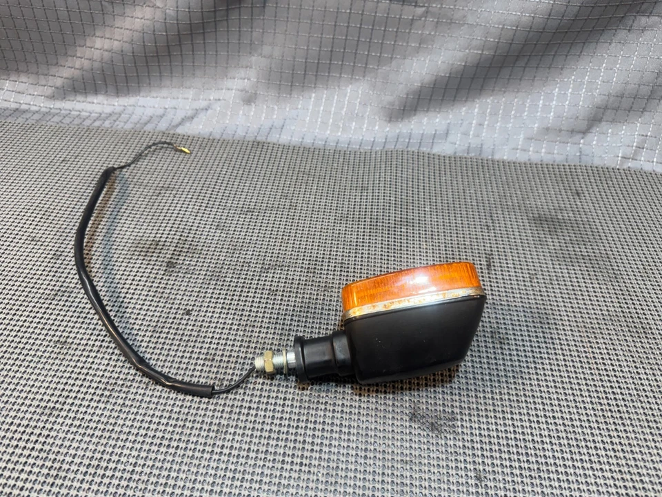 1983 SUZUKI TEMPTER GR650 REAR TURN SIGNAL INDICATOR LIGHT BLINKER - Image 3 of 4