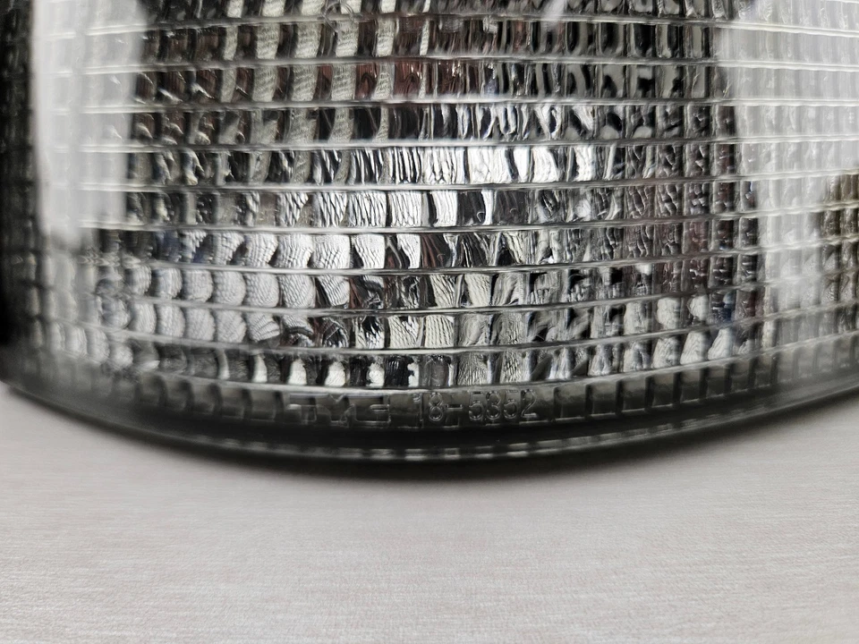 NEW GENUINE TYC BMW E36 COUPE CABRIO TURN INDICATOR FRONT PAIR SMOKED DARK - Image 4 of 4