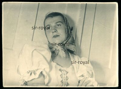 Woman posing 1937 with headscarf as innocence of the country - 1930s - photo 11x8cm