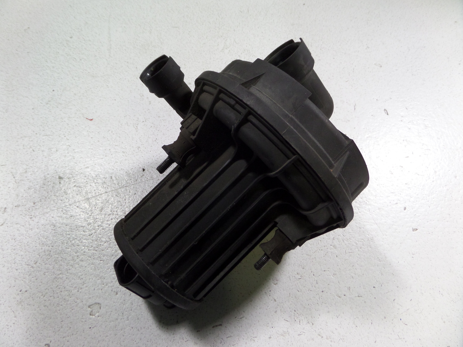 0005 VW Jetta Golf MK4 VR6 2.8 Secondary Air Pump 022131083B 120K
