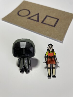 Squid Game Pin Anstecker Set, The Front Man + Rot/Grünlicht Puppe + Sticker + Karte