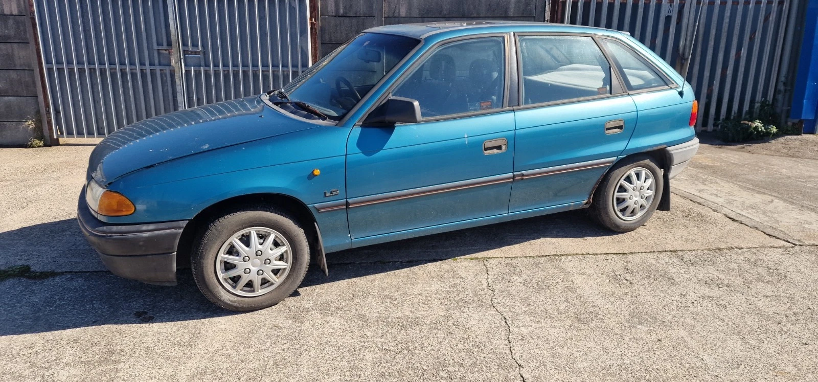 99p start no reserve Vauxhall Astra Mk 3 for spares or repair - Picture 1 of 16