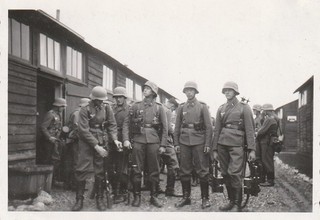 Photo soldat allemand WW2 groupe Luftwaffe avec casque et mitrailleuse 7404