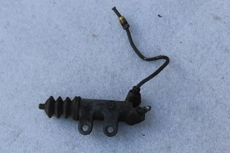 Toyota MR2 Spyder 2000 embrague cilindro esclavo Foto 2 de 4