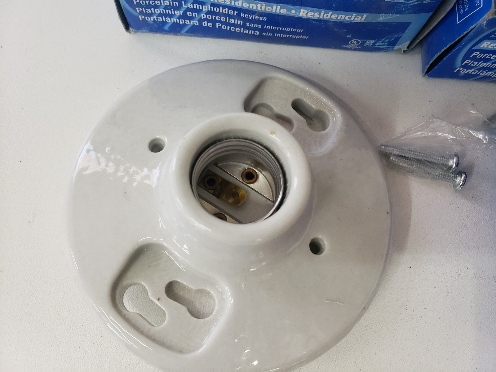 LOT of 7 NOS LEVITON PORCELAIN LAMPHOLDER KEYLESS 660W/250V 0009875