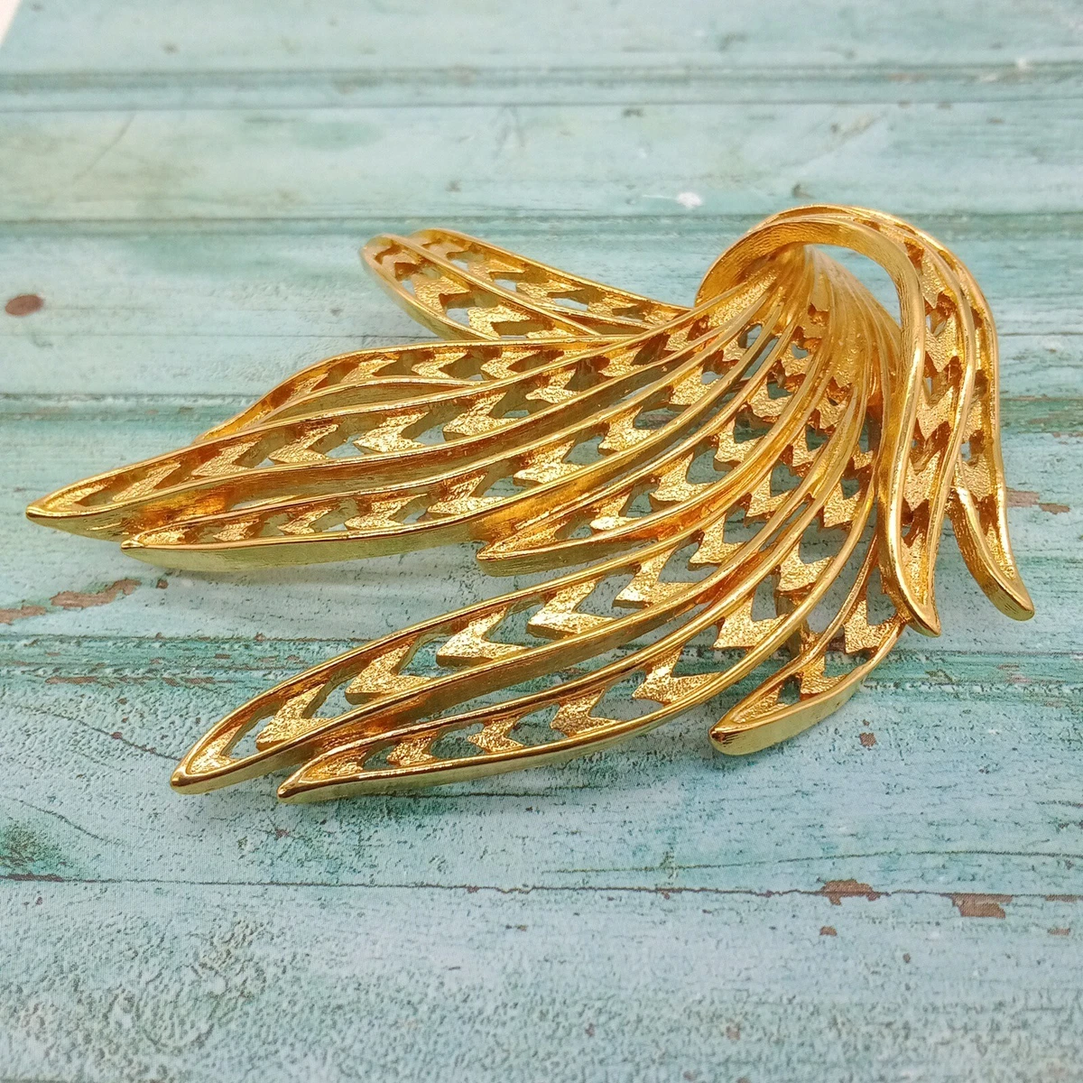 Monet gold sales pin