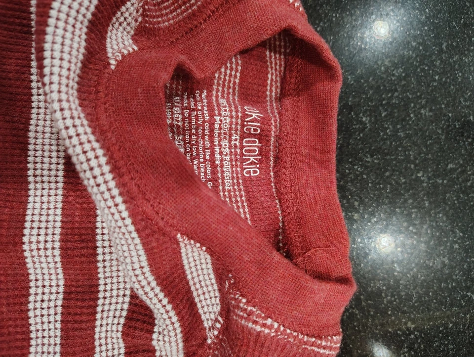 lote de 2 camisas térmicas listradas vermelhas e azuis Okie Dokie meninos tamanho 4T - Imagem 2 de 4