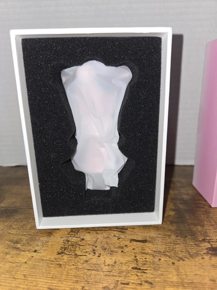 Popmart Royal Molly Rouge 100%  - Image 3 of 4