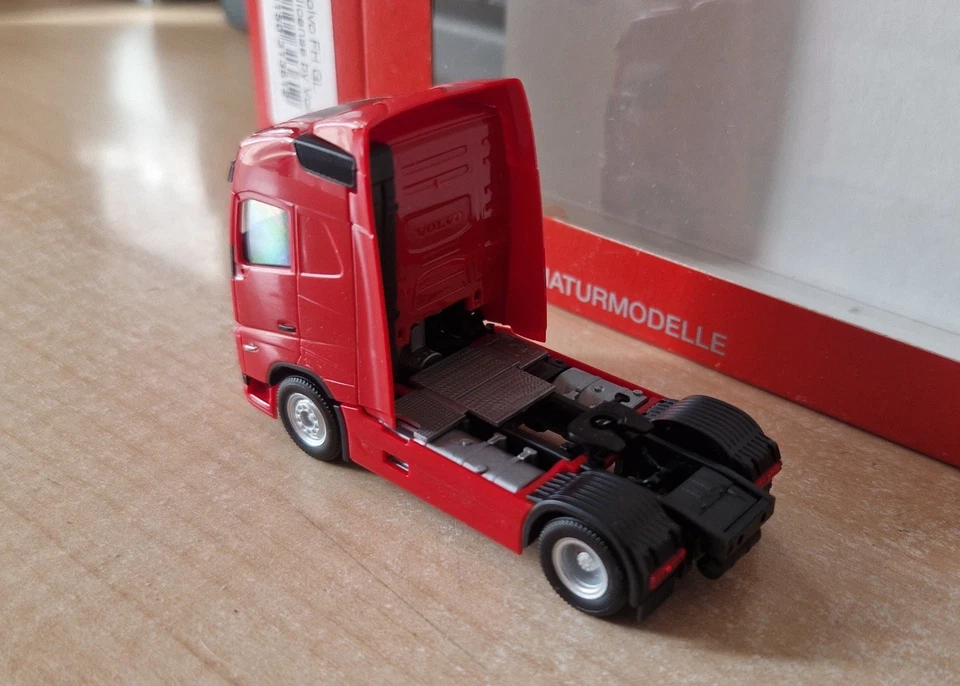 Herpa 313612 VOLVO FH GL trattore stradale neutro rosso 1:87 - Immagine 4 di 4