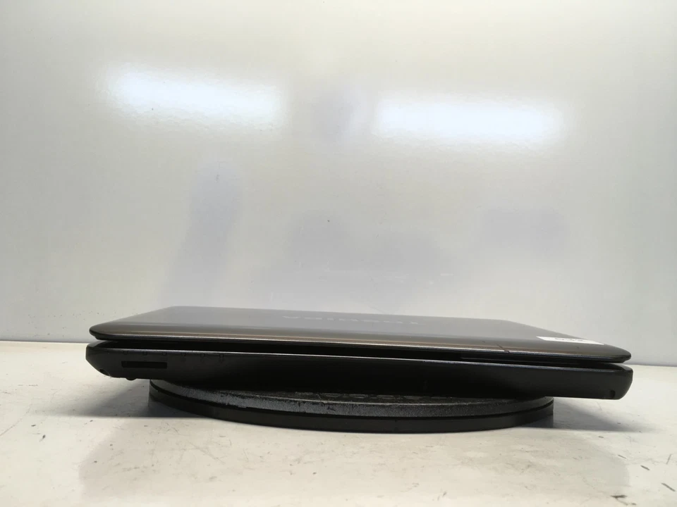 Toshiba Satellite L645D-S4037 AMD Phenom II P820 1,8 GHz 4 GB SIN DISCO DURO/batería Foto 3 de 4