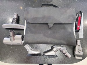 Dyson Werkzeugtasche mit 6 Aufsätzen inklusive motorisierter kleiner Bürste 62748