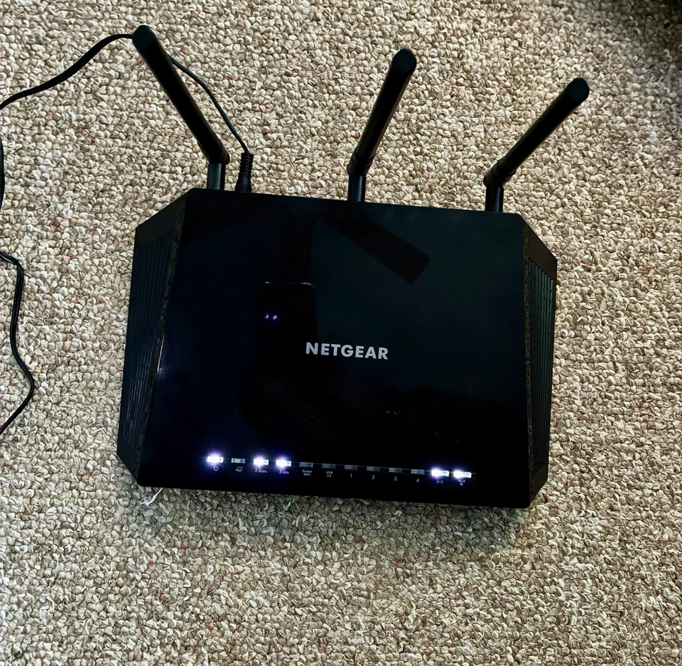 Router Gigabit inalámbrico de doble banda Netgear Nighthawk R6700 AC1750 Smart WiFi negro Foto 2 de 4