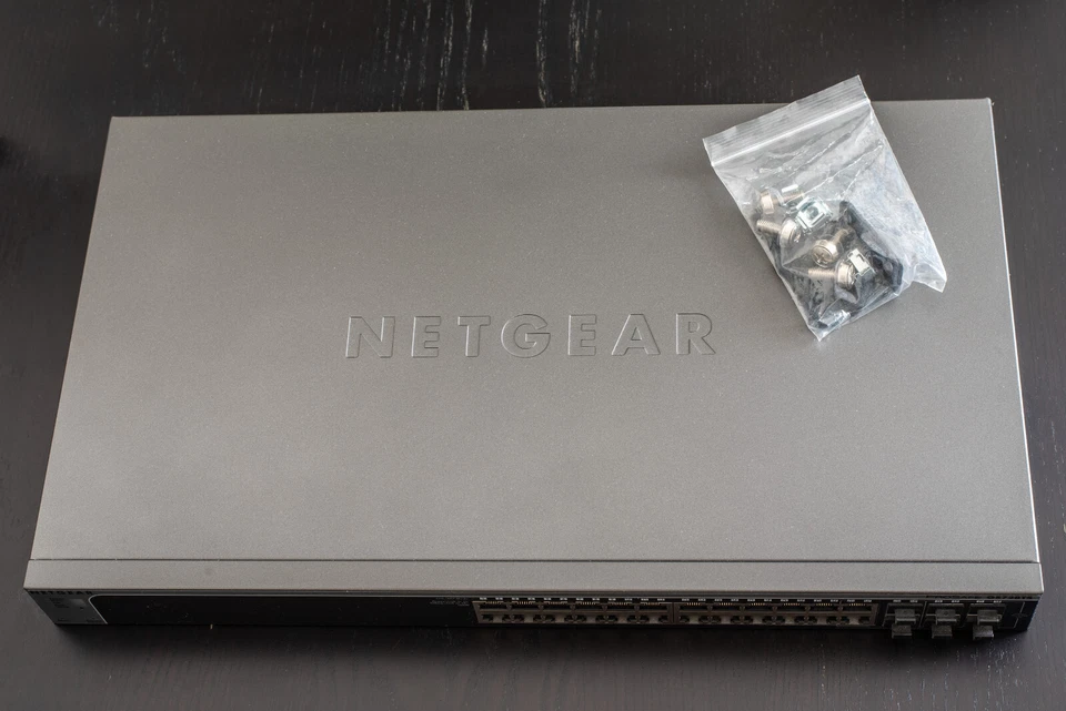 Netgear ProSafe GS728TS, switch rack manageable, 24 ports 1 Gbps + 4 SFP - Photo 1/4