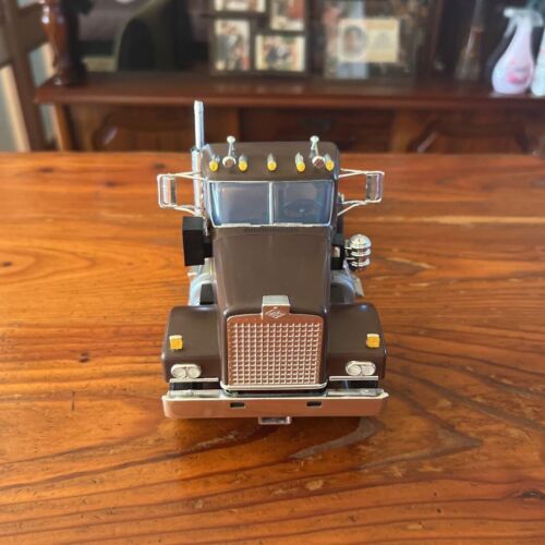 American Truck Big Rig DIAMOND REO Tractor Head Assembled Model Kit Scale 1:25 - Picture 1 of 3