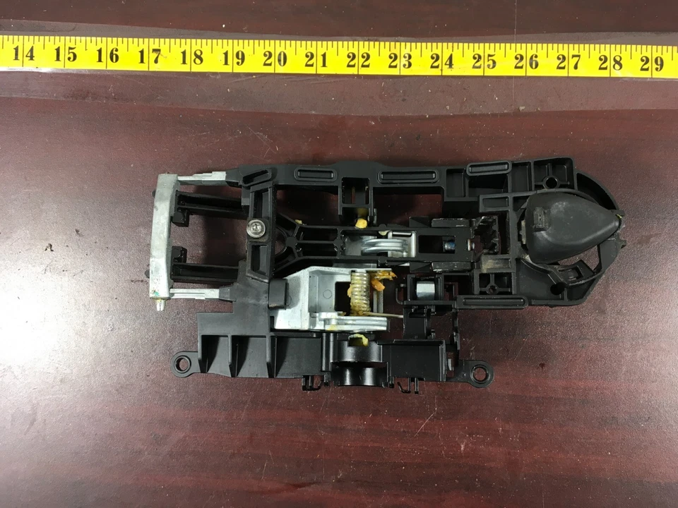 Soporte de manija de puerta exterior lado conductor trasero BMW 528I XDrive 2011-2016 OEM. Foto 3 de 4