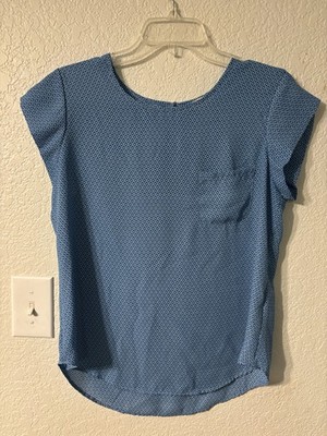 Lily White Geometric Pattern Peephole In The Back Of The Blouse Size Medium ￼