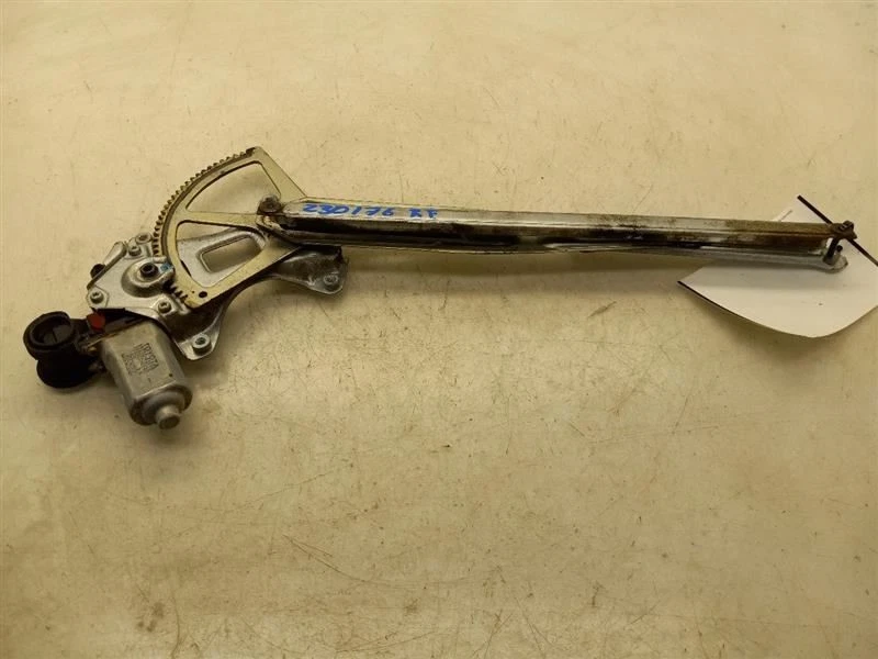 04-06 MONTAJE REGULADOR VENTANA ELÉCTRICA PUERTA DELANTERA LADO PASAJERO SCION XA  Foto 2 de 4