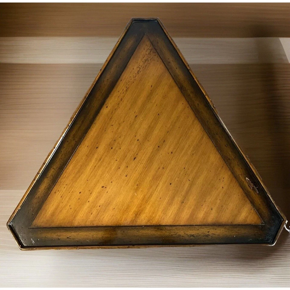 MESA AUXILIAR THEODORE ALEXANDER Chateau De Vallois Triángulo Pino Provincial Francés Foto 3 de 4