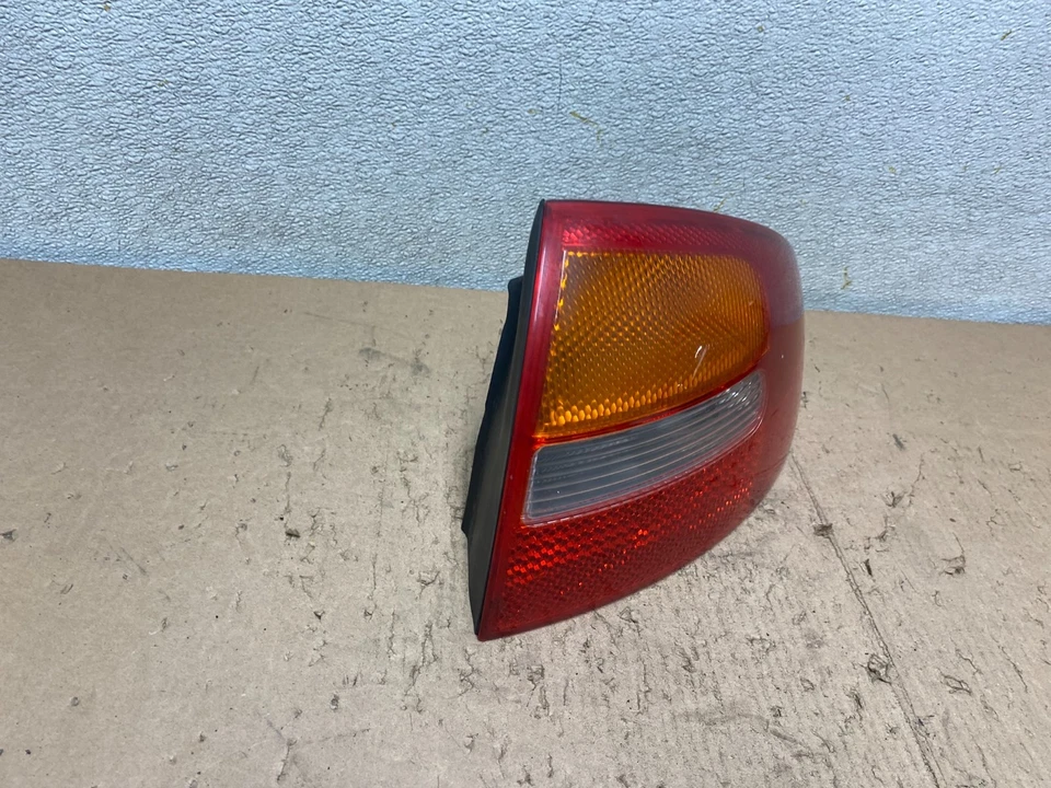 Audi A6 2002 2003 2004 sedán OEM pasajero derecho luz trasera lateral derecha OEM S5200 DG Foto 3 de 4