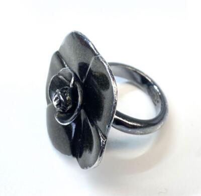 CHANEL フラワー CHANEL Ring Sparkle Black & Silver Metal Camellia Flower CC