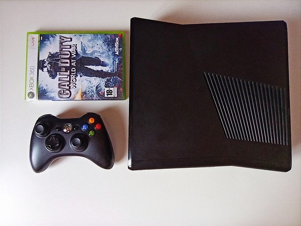 XBox 360 Slim más Juego Call oF Duty