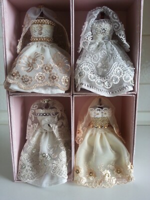 4 Brautkleider  Hochzeitskleider mit Schleier  in Box   1:12  Miniatur