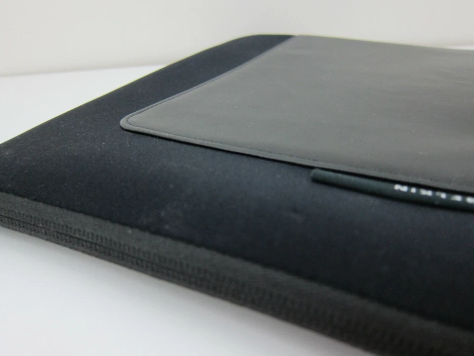 Funda HP Touchpad Negra de Belkin - Cuero Sintético, Tacto Suave, Forro Suave, Cremallera Foto 4 de 4