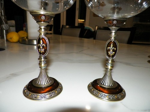 ZWEI (2) ELEGANTE EMAILLE & STRASS WEINGLÄSER FLEUR DE LIS BRAUN/BERNSTEIN - Bild 2 von 9