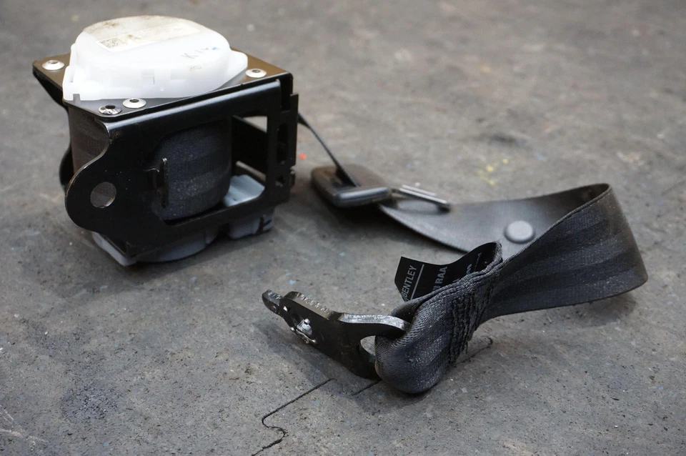 Retractor de cinturón de seguridad de pasajero central trasero OEM 3Y5857807B Bentley Mulsanne 10-20 Foto 2 de 4