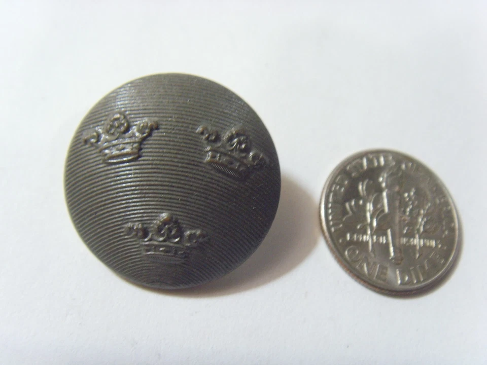 Antique 22 mm metal triple crown Stockholm c c sporrong collector button 52017 - Image 2 of 4