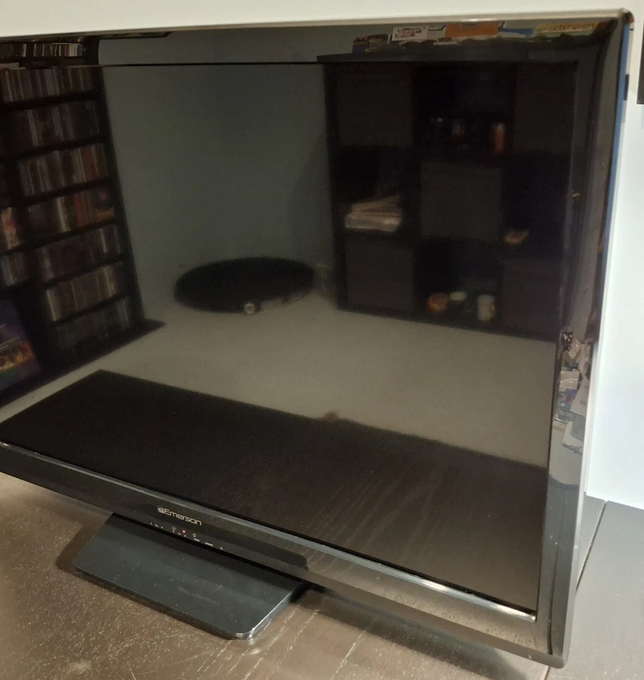 Emerson 32" 720P LED HD TV LF320EM4A HDMI 4K Smart TV - For Parts - Image 4 of 4