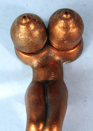 SPICE OF LIFE VINTAGE METAL PIN UP NIÑA NOVEDAD SALERO Y PIMENTERO AGITADOR - Imagen 2 de 9