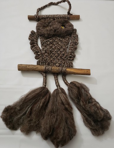  Macramé ancien hibou sur bois flotté suspension murale marron avec pompons *défaut sur bec* - Photo 1/11